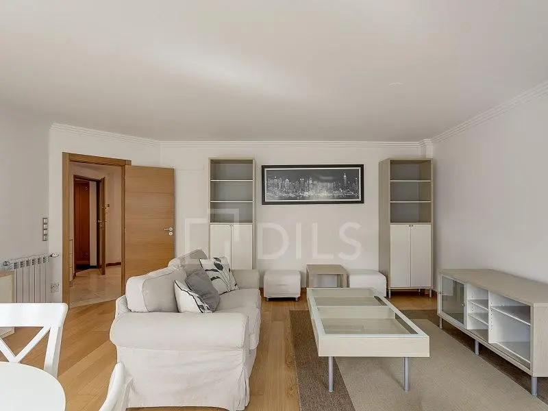 Obývací pokoj; výhled, přirozené světlo, moderní styl, dřevěná podlaha