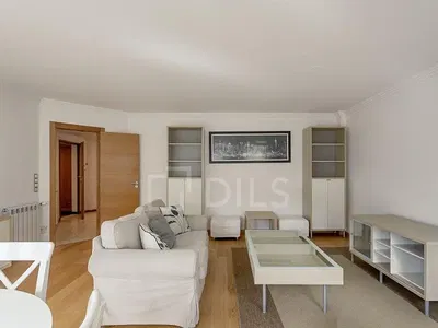 Obývací pokoj; výhled, přirozené světlo, moderní styl, dřevěná podlaha