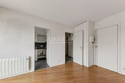 Soggiorno; pavimento in legno, luce naturale