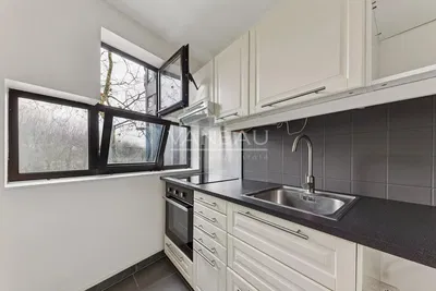 Cucina; elettrodomestici, vista, pavimento in piastrelle, ristrutturato, luce naturale, stile moderno