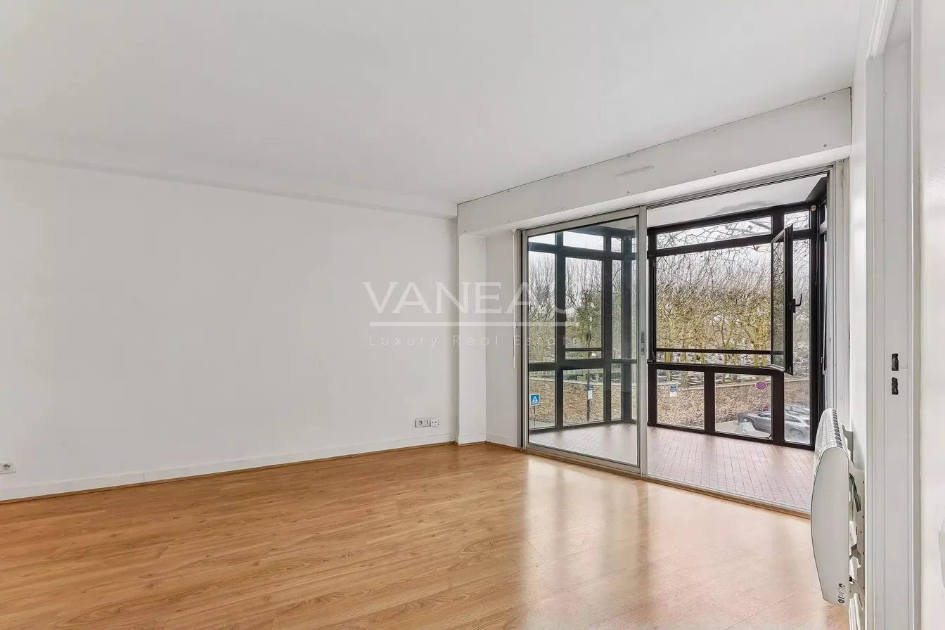 Soggiorno; vista, pavimento in legno, luce naturale