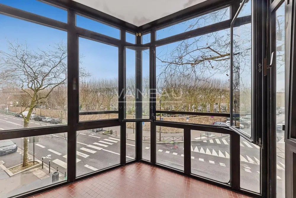 Balcone; vista, pavimento in piastrelle