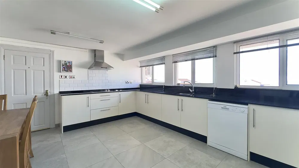 Кухня; кухненски уреди, плочки, естествена светлина