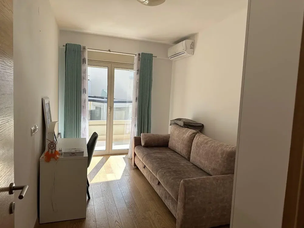 Wohnzimmer; holzboden, tageslicht, moderner stil
