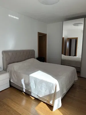 Schlafzimmer; holzboden, tageslicht