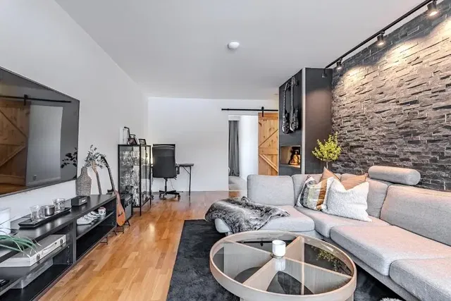 Wohnzimmer; holzboden, tageslicht, moderner stil