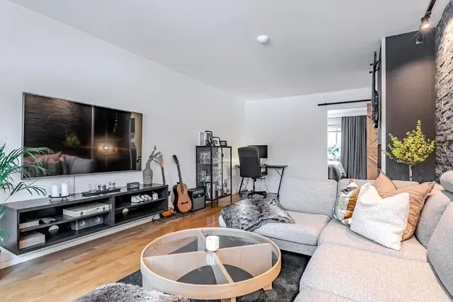 Wohnzimmer; tageslicht, moderner stil, holzboden