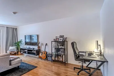 Salon; parquet, lumière naturelle, style moderne