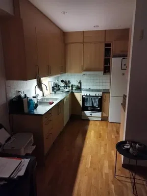 Cuisine; électroménager, carrelage, parquet, lumière naturelle