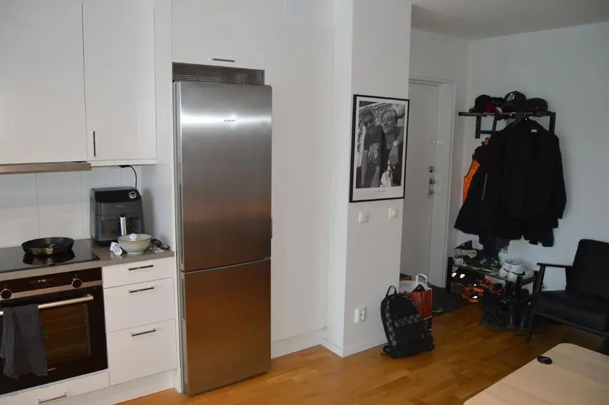 Kuhinja; kućanski aparati, drveni pod