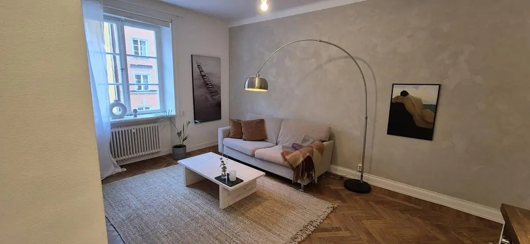 Wohnzimmer; blick, holzboden, tageslicht, moderner stil