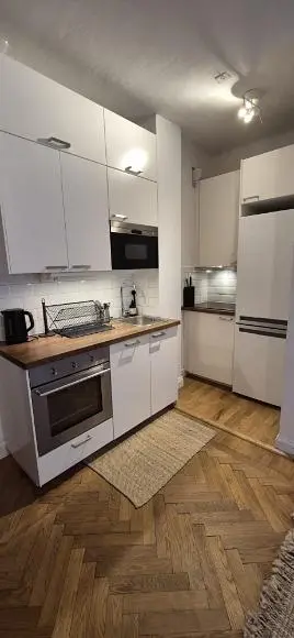 Küche; küchengeräte, holzboden, tageslicht, moderner stil