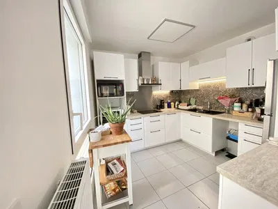 Cucina; elettrodomestici, luce naturale, stile moderno, pavimento in piastrelle