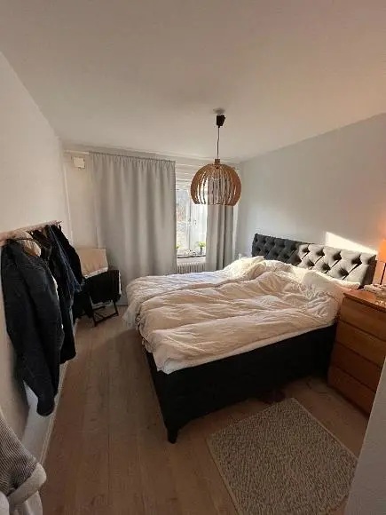 Schlafzimmer; holzboden, tageslicht, moderner stil