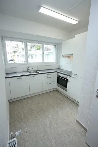 Cozinha; chão de azulejo, eletrodomésticos, luz natural