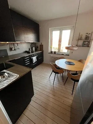 Küche; holzboden, tageslicht, moderner stil