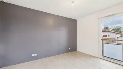 Soggiorno; pavimento in piastrelle, vista, luce naturale