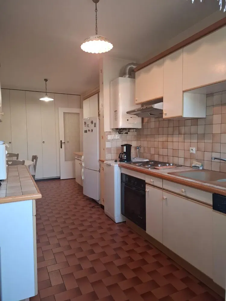 Cuisine; électroménager, carrelage, lumière naturelle, style moderne