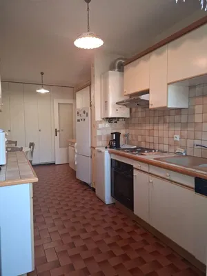 Cuisine; électroménager, carrelage, lumière naturelle, style moderne