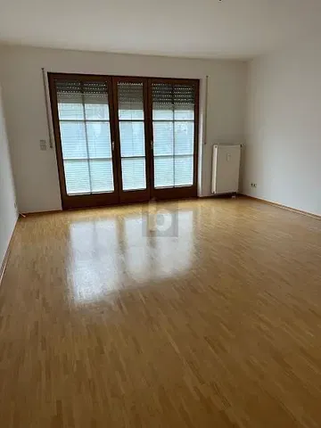 Хол; дървен под, естествена светлина