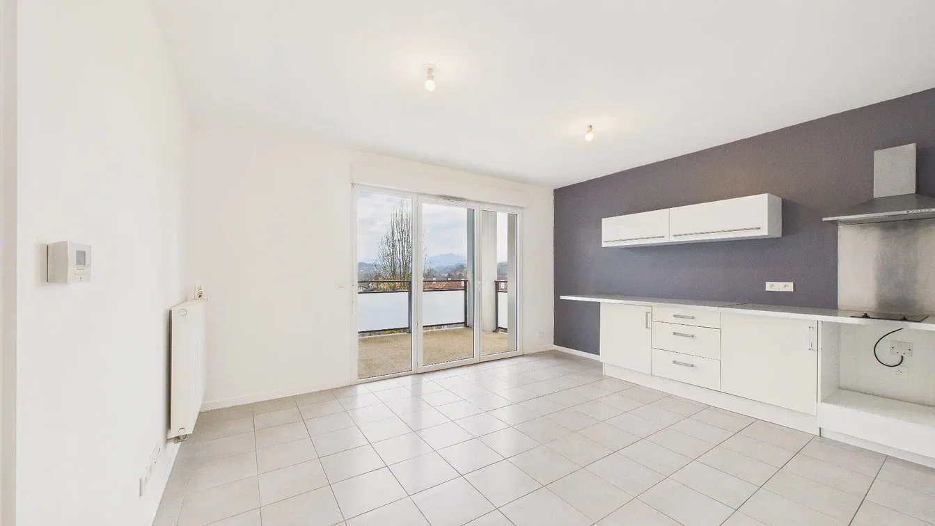 Cucina; vista, pavimento in piastrelle, luce naturale, stile moderno