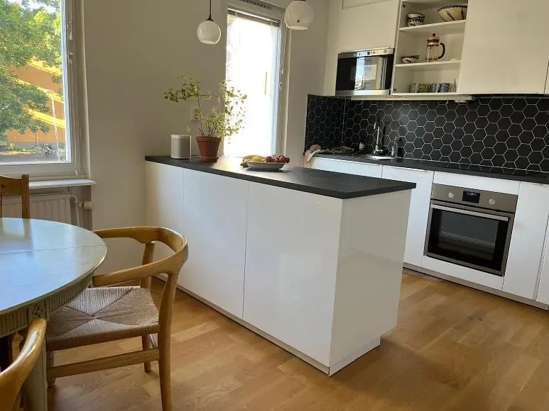 Küche; küchengeräte, tageslicht, moderner stil, holzboden