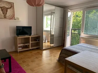 Schlafzimmer; holzboden, tageslicht, moderner stil