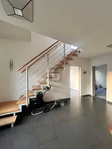 Къща и околности; плочки, естествена светлина