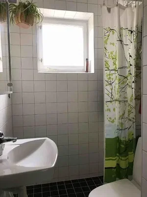 Bagno; luce naturale, pavimento in piastrelle