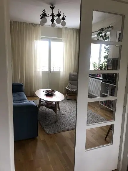 Soggiorno; luce naturale, pavimento in legno, stile moderno