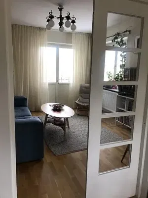 Soggiorno; luce naturale, pavimento in legno, stile moderno