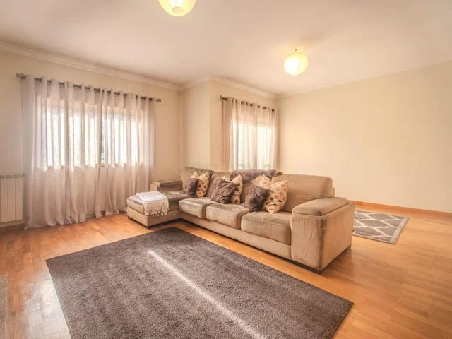 Soggiorno; pavimento in legno, luce naturale