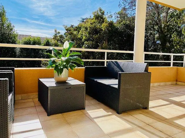 Terrazza; luce naturale, pavimento in piastrelle