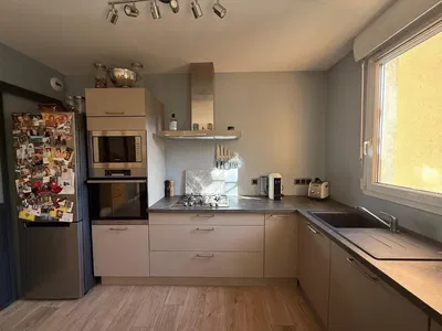 Cucina; elettrodomestici, luce naturale, stile moderno