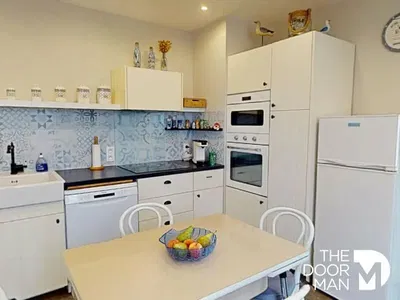 Cucina; elettrodomestici, luce naturale, stile moderno