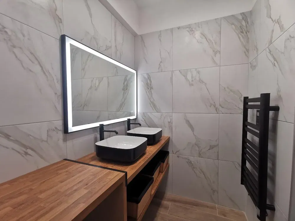 Bagno; pavimento in piastrelle, ristrutturato, luce naturale, stile moderno