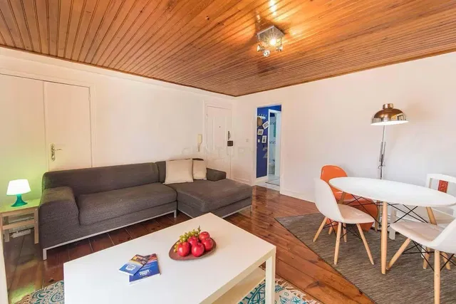 Sala de estar; vigas de madeira, chão de madeira, luz natural, estilo moderno