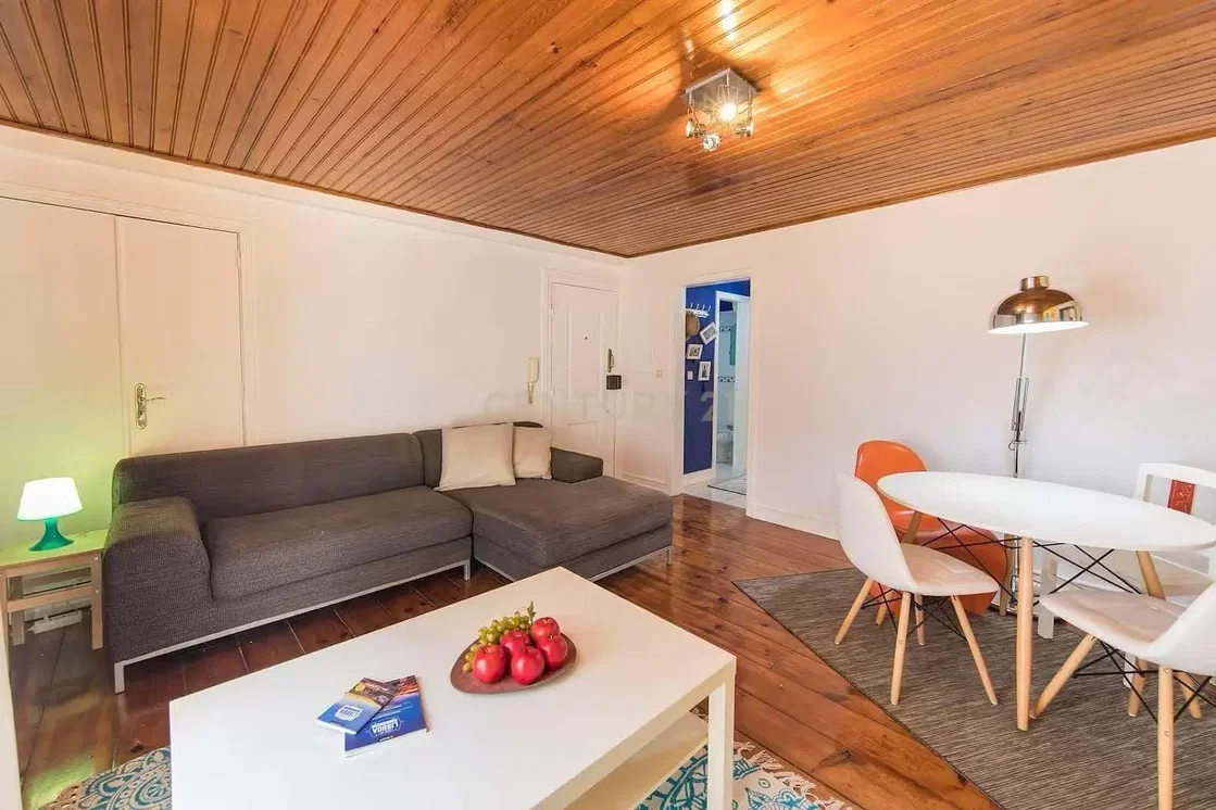 Salon; poutres en bois, parquet, lumière naturelle, style moderne