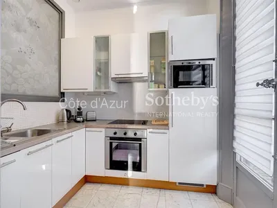 Cucina; elettrodomestici, pavimento in piastrelle, ristrutturato, luce naturale, stile moderno