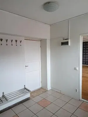 Vestiaire; carrelage, lumière naturelle