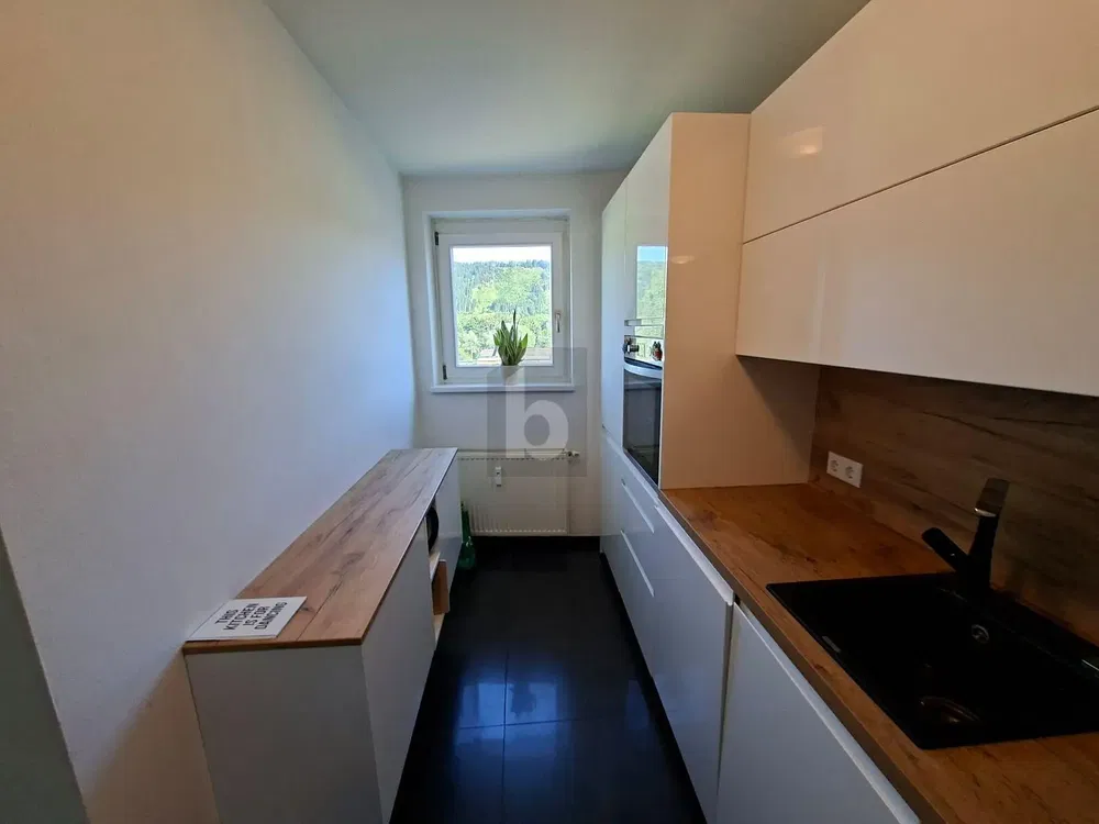 Küche; küchengeräte, tageslicht, moderner stil, fliesenboden, blick