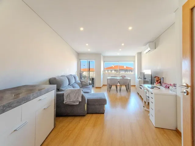 Obývací pokoj; výhled, dřevěná podlaha, přirozené světlo, moderní styl