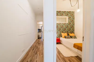 Quarto; chão de madeira, luz natural, estilo moderno