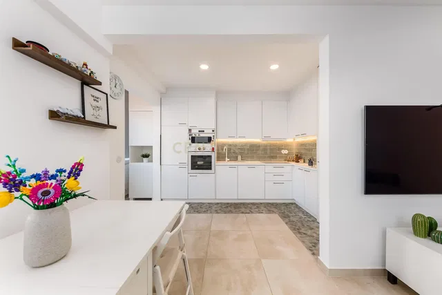 Cozinha; chão de azulejo, luz natural, estilo moderno, eletrodomésticos