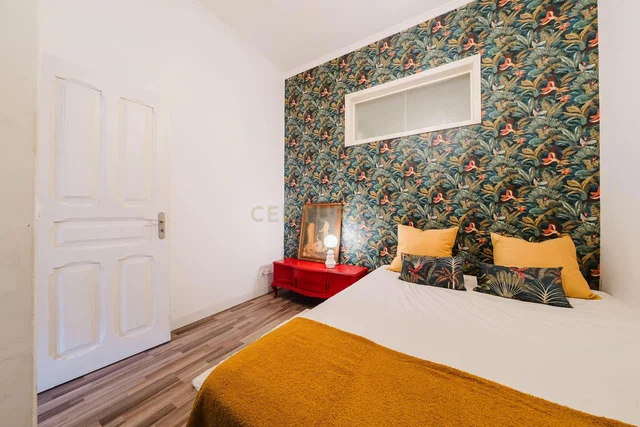 Dormitorio; estilo rústico, suelo de madera, luz natural