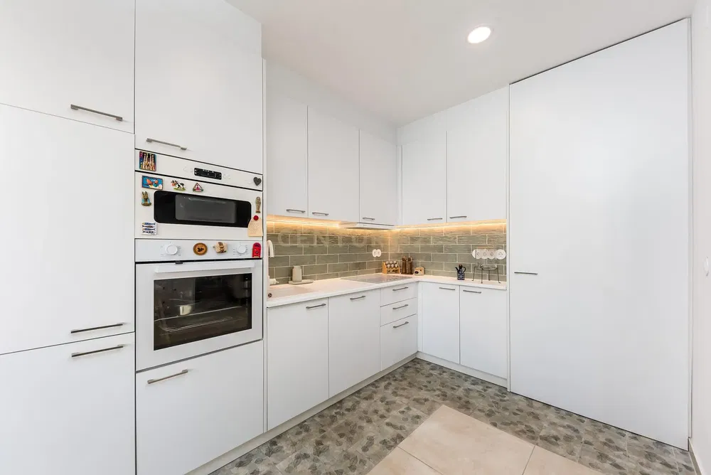 Kuchyně; kuchyňské spotřebiče, dlažba, po rekonstrukci, přirozené světlo, moderní styl