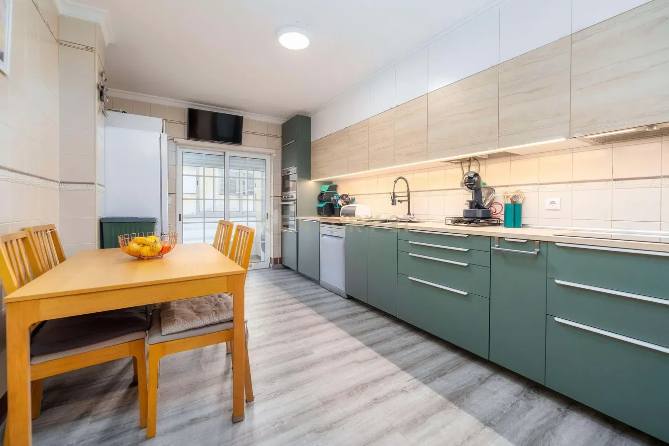 Κουζίνα; συσκευές κουζίνας, φυσικό φως, μοντέρνο στυλ, πλακάκια