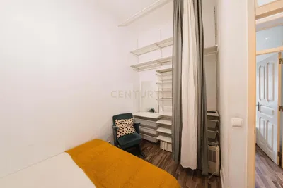 Quarto; luz natural, chão de madeira