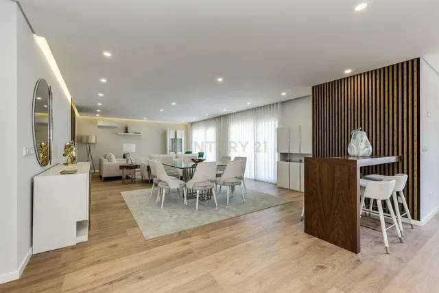 Sala de estar; luz natural, chão de madeira, estilo moderno, renovado