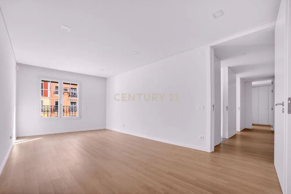 Σαλόνι; ξύλινο πάτωμα, φυσικό φως, ανακαινισμένο